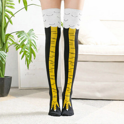 Chaussettes patte de poulet – Originales, drôles et confortables présentées sur des jambes avec un design amusant.